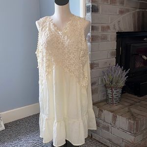 Ivory Top with beautiful floral detailing. XL